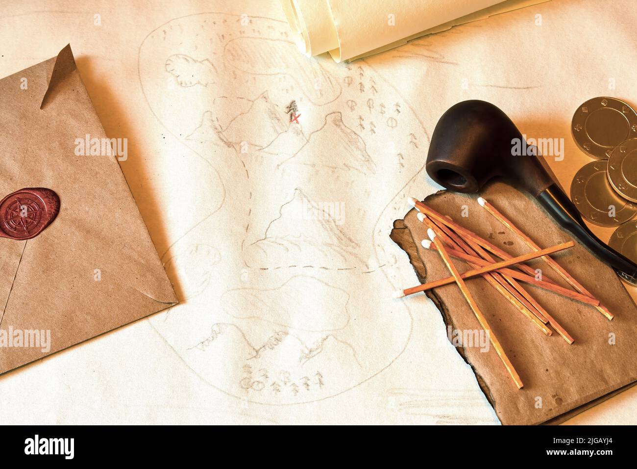 Concept de chasse au Trésor vintage avec carte, pièces d'or, pipe à fumer et allumettes. Équipement de pirates rétro Banque D'Images
