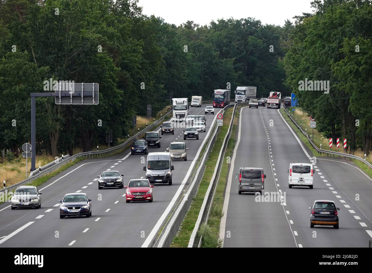 Potsdam, Allemagne. 06th juillet 2022. Les voitures et les camions circulent sur l'autoroute A10 près de la jonction Leest. Les travaux de construction sur l'autoroute entre les sorties Potsdam-Nord et Leest ont été réduits de six mois, et les voies seront ouvertes à la circulation au début des vacances à Berlin et Brandebourg. Crédit : Soeren Stache/dpa/Alay Live News Banque D'Images