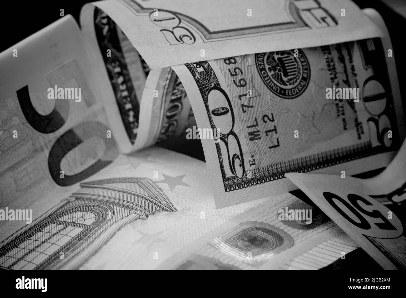 Billets en papier en coupures de 50 dollars et 50 euros, gros plan. Image en noir et blanc. Banque D'Images