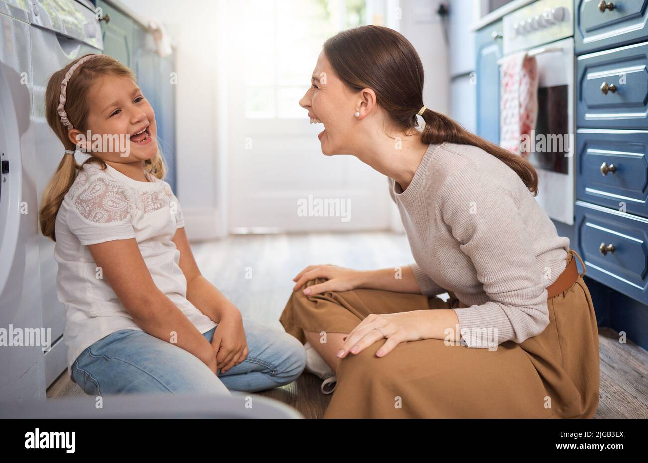 Ma mère sait tout. Une femme et sa fille assises ensemble à la maison. Banque D'Images