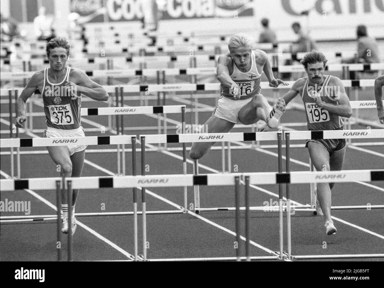 Championnat DU MONDE ATHLÉTIQUE de l'IAAF HELSINKI 1983Arto Bryggaare Finlande leder 110 m haies semi-finales devant Andreas Oschlenat GDR et Spains Javier Moracho lors du Championnat du monde d'athlétisme à Helsinki Banque D'Images