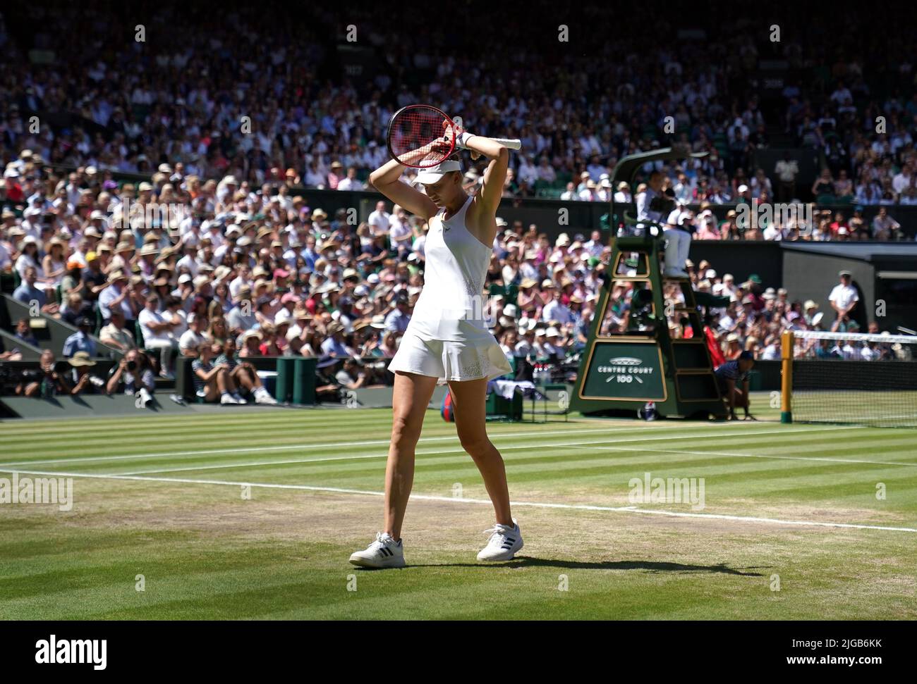 Elena Rybakina lors de la finale des Dames contre l'ont Jabeur le treize jour des Championnats de Wimbledon 2022 au All England Lawn tennis and Croquet Club, Wimbledon. Date de la photo: Samedi 9 juillet 2022. Banque D'Images