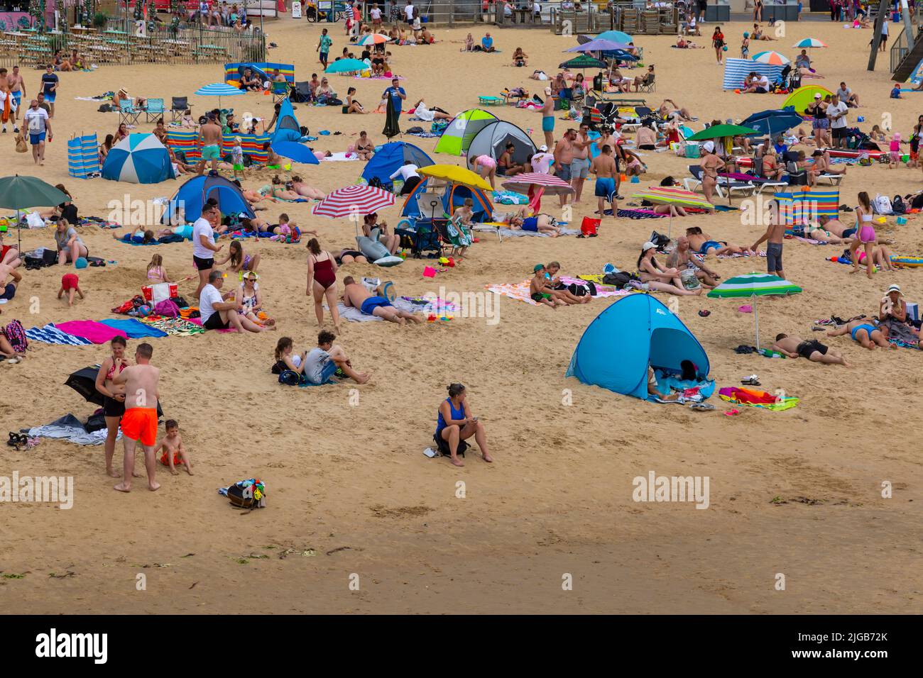 Bournemouth, Dorset, Royaume-Uni. 9th juillet 2022. Météo au Royaume-Uni : les foules affluent sur la plage de Bournemouth par une chaude journée ensoleillée tandis que les amateurs de soleil se rendent au bord de la mer pour profiter au maximum du soleil pendant que les plages se rassemblent. Crédit : Carolyn Jenkins/Alay Live News Banque D'Images