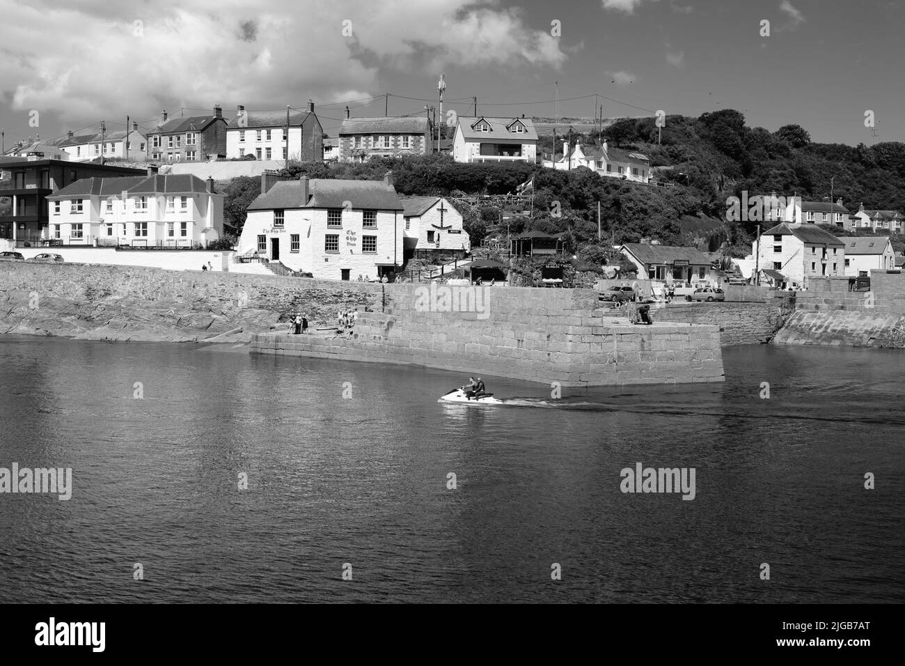 Jey ski (Sea Doo) en quittant le port de Porthleven, Cornouailles Banque D'Images