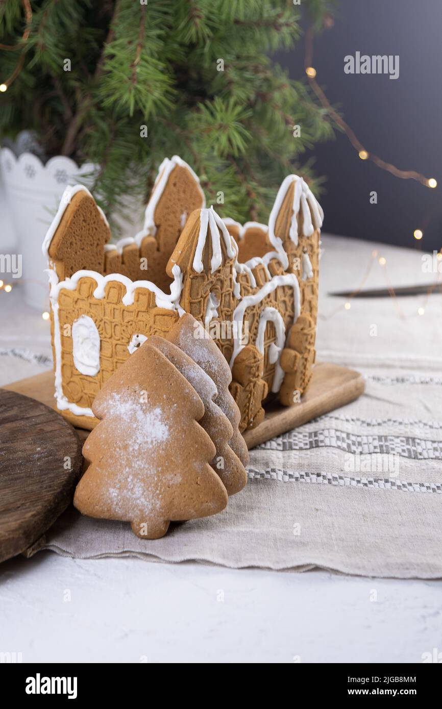 Maison de pain d'épice et biscuits pâtisserie de noël. Pâte de gingembre pour la nouvelle année. Dessert sucré. Pain d'épice en forme d'arbre de Noël. Banque D'Images