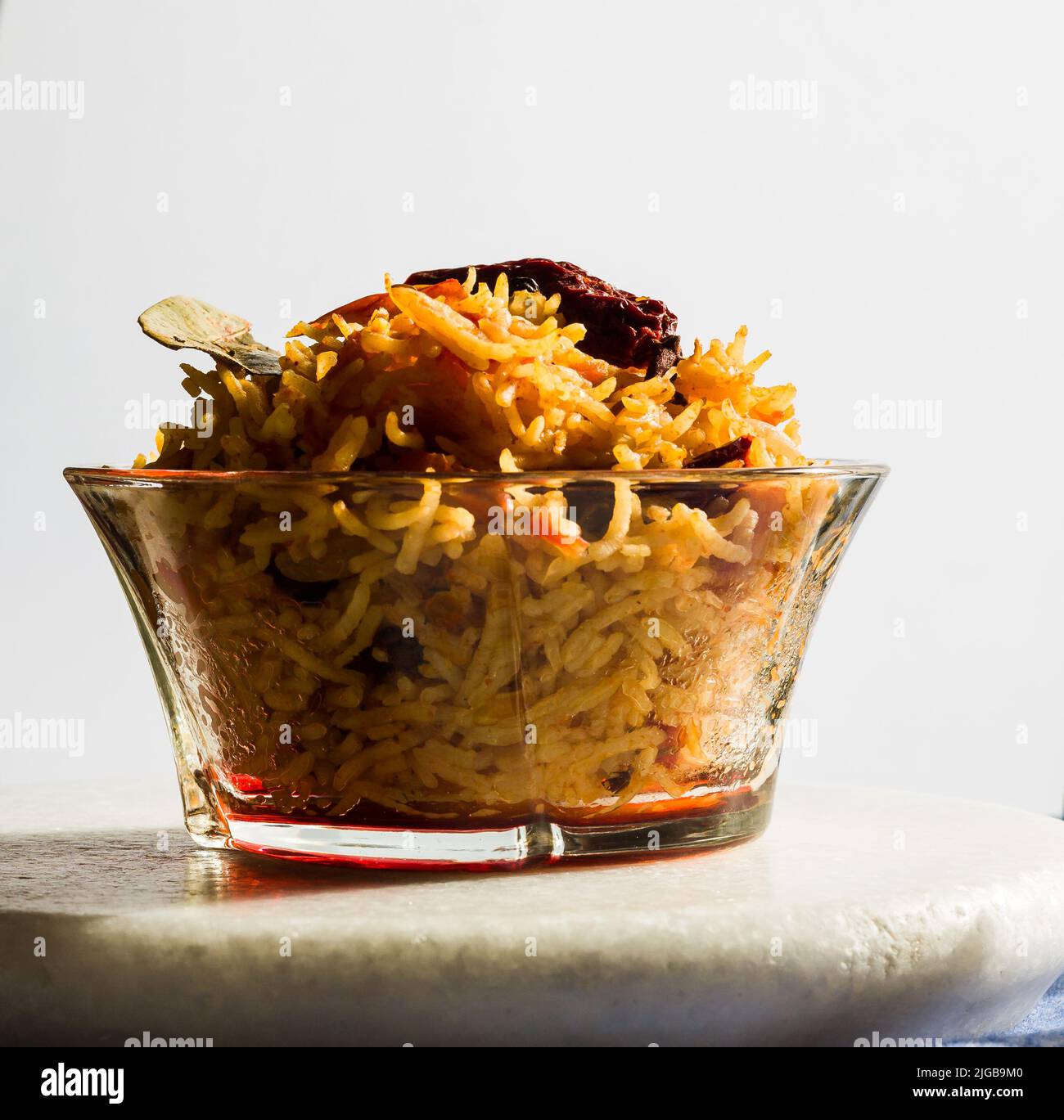 Vue de dessus de bol de riz de tomate ou Tamatar Pilaf ou Pulao, plat végétarien du sud de l'Inde sur fond blanc.Copy Space.Front View, gros plan Banque D'Images