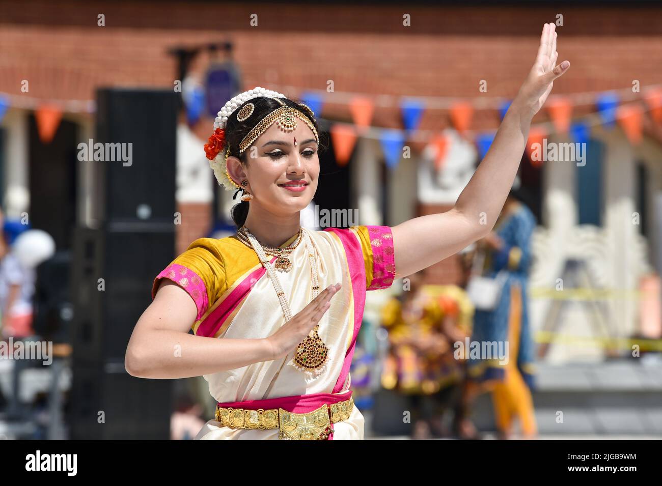 Brighton UK 9th juillet 2022 - des artistes dansent pour les visiteurs sur le front de mer de Brighton sous un soleil chaud, une vague de chaleur est prévue pour certaines parties du Royaume-Uni au cours de la semaine prochaine . : Crédit Simon Dack / Alamy Live News Banque D'Images