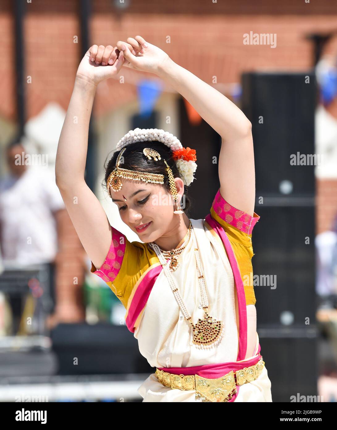 Brighton UK 9th juillet 2022 - des artistes dansent pour les visiteurs sur le front de mer de Brighton sous un soleil chaud, une vague de chaleur est prévue pour certaines parties du Royaume-Uni au cours de la semaine prochaine . : Crédit Simon Dack / Alamy Live News Banque D'Images