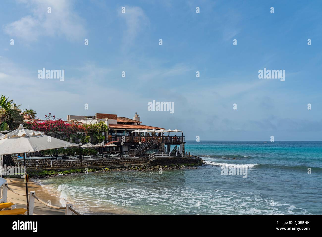 SANTA MARIA, CAP-VERT - JUIN 22. 2022: Bâtiment au bord de la côte à Santa Maria Beach à Sal Cap-Vert - Cabo Verde Banque D'Images