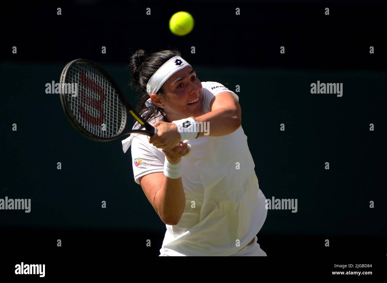 A Jaboeur en action contre Elena Rybakina lors de la finale des singles des dames le treize jour des Championnats de Wimbledon 2022 au All England Lawn tennis and Croquet Club, Wimbledon. Date de la photo: Samedi 9 juillet 2022. Banque D'Images