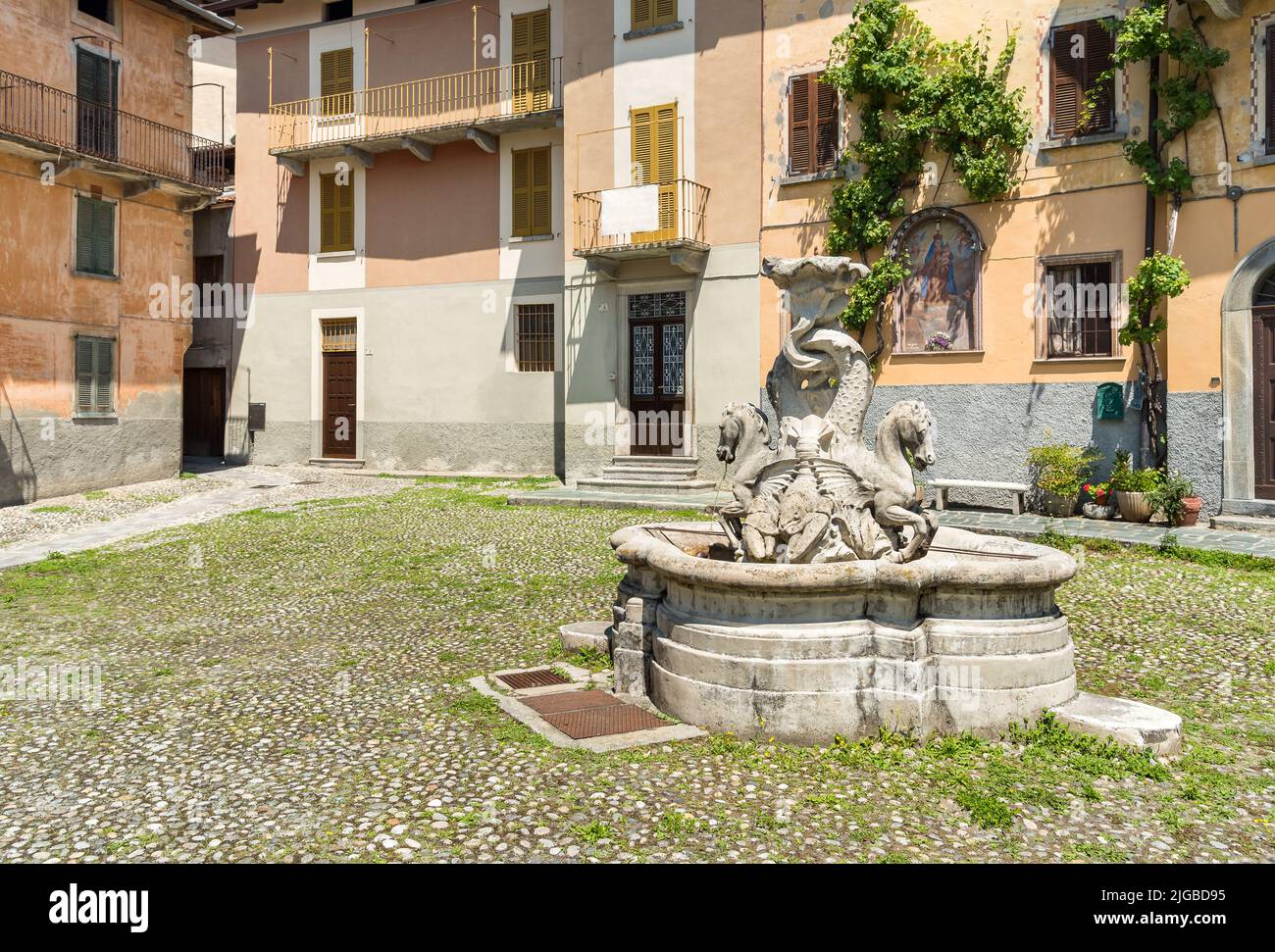 La fontaine sur la place dans le petit village ancien de Naggio dans la province de Côme, Lombardie, Italie Banque D'Images