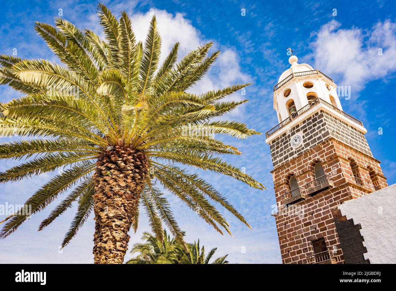 tour d'église et palmier dans la ville de Teguise sur lanzarote Banque D'Images