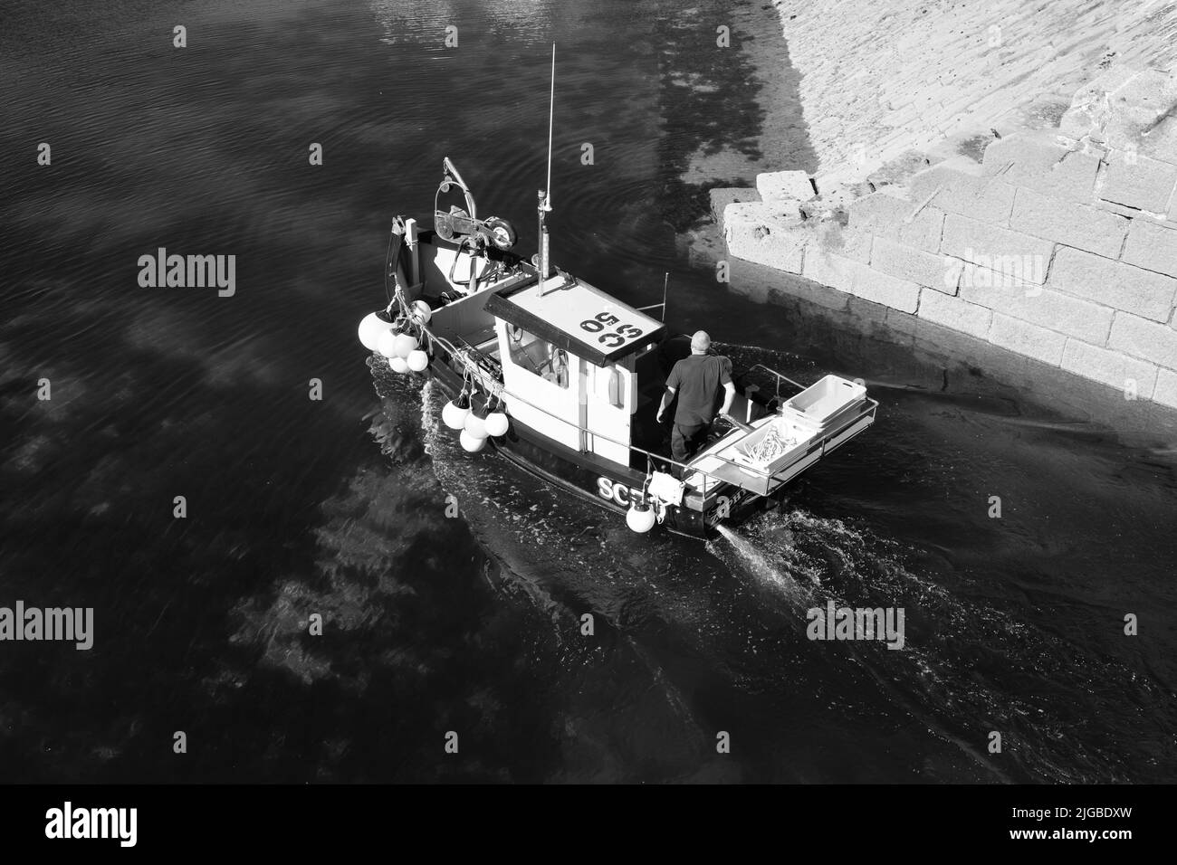 Bateaux quittant le port de Porthleven, Cornouailles Banque D'Images