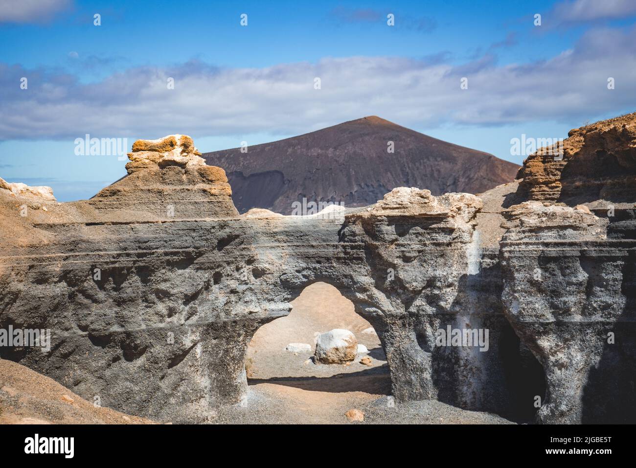 Ville stratifiée sur lanzarote avec volcan en arrière-plan Banque D'Images