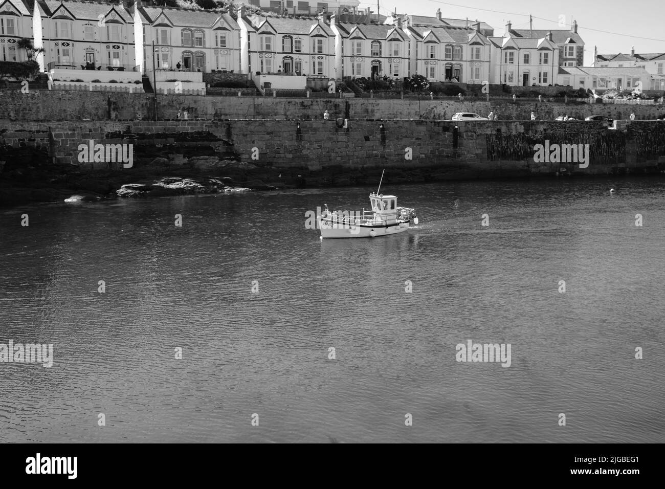 Bateaux quittant le port de Porthleven, Cornouailles Banque D'Images