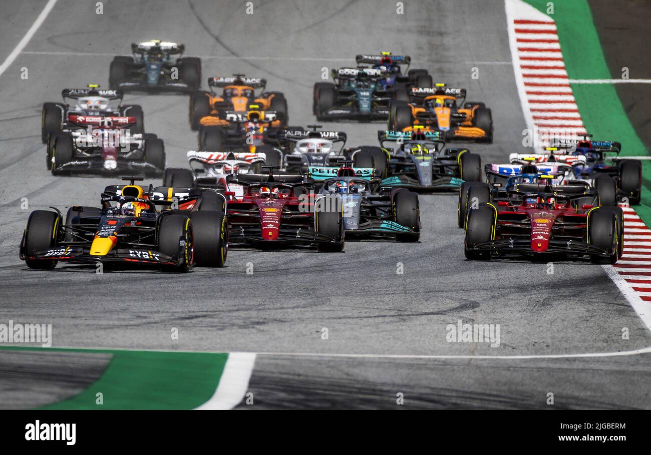 SPIELBERG - Max Verstappen (1) avec la Honda Oracle Red Bull Racing RB18 devant Charles Leclerc (16) avec la Ferrari, Carlos Sainz (55) avec la Ferrari et George Russell (63) avec la Mercedes W13 lors de la course de Sprint d'avant F1 Grand Prix autrichien à l'anneau de taureau rouge sur 9 juillet 2022 à Spielberg, Autriche. ANP SEM VAN DER WAL Banque D'Images