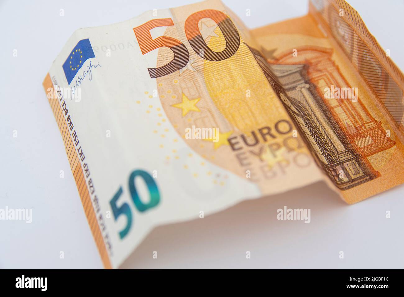 Gros plan des factures en euros sur fond blanc Banque D'Images