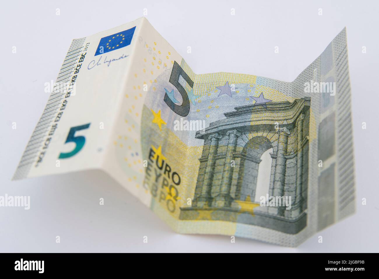 Gros plan des factures en euros sur fond blanc Banque D'Images