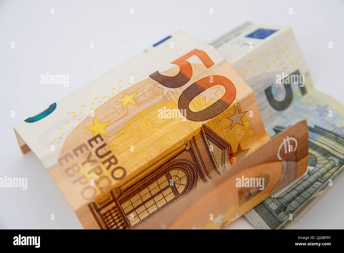 Gros plan des factures en euros sur fond blanc Banque D'Images