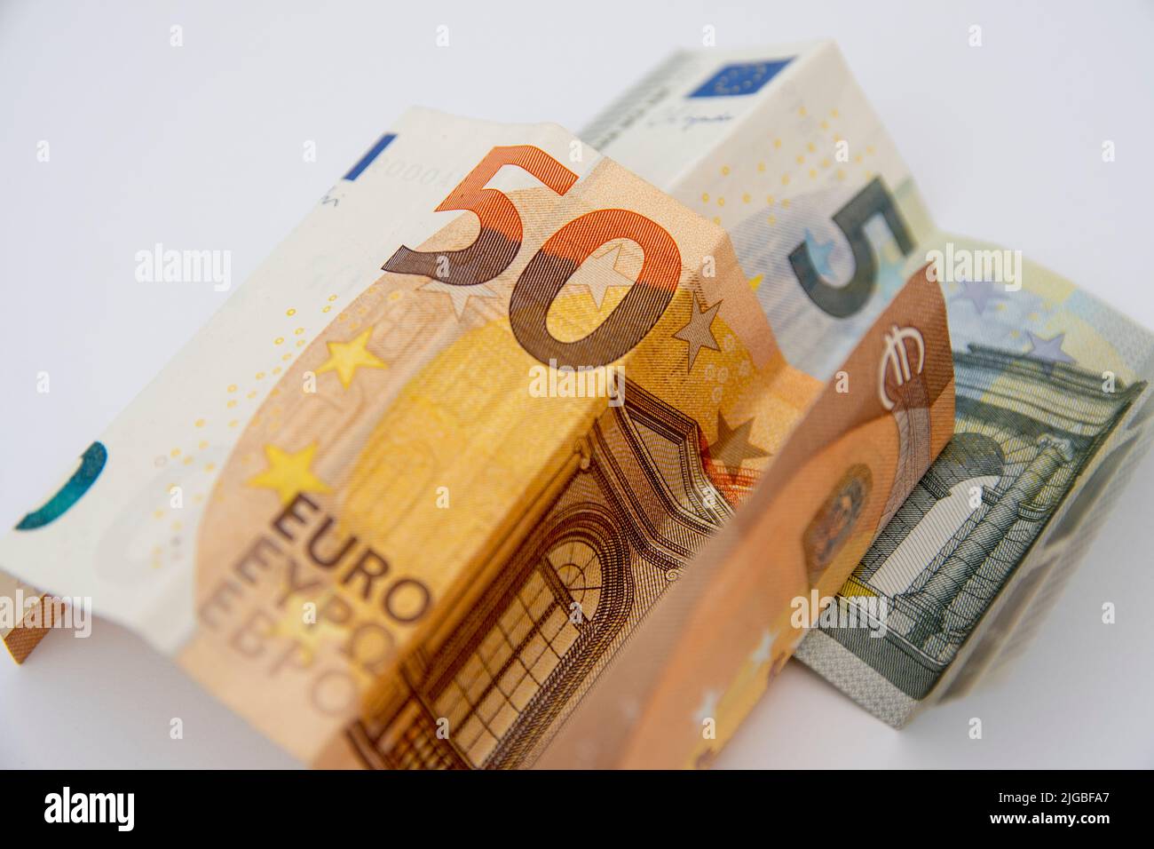 Gros plan des factures en euros sur fond blanc Banque D'Images