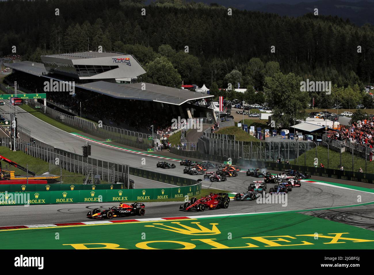 Spielberg, Autriche. 9th juillet 2022. Max Verstappen (NLD) Red Bull Racing RB18 est en tête au départ. Grand Prix d'Autriche, samedi 9th juillet 2022. Spielberg, Autriche. Banque D'Images