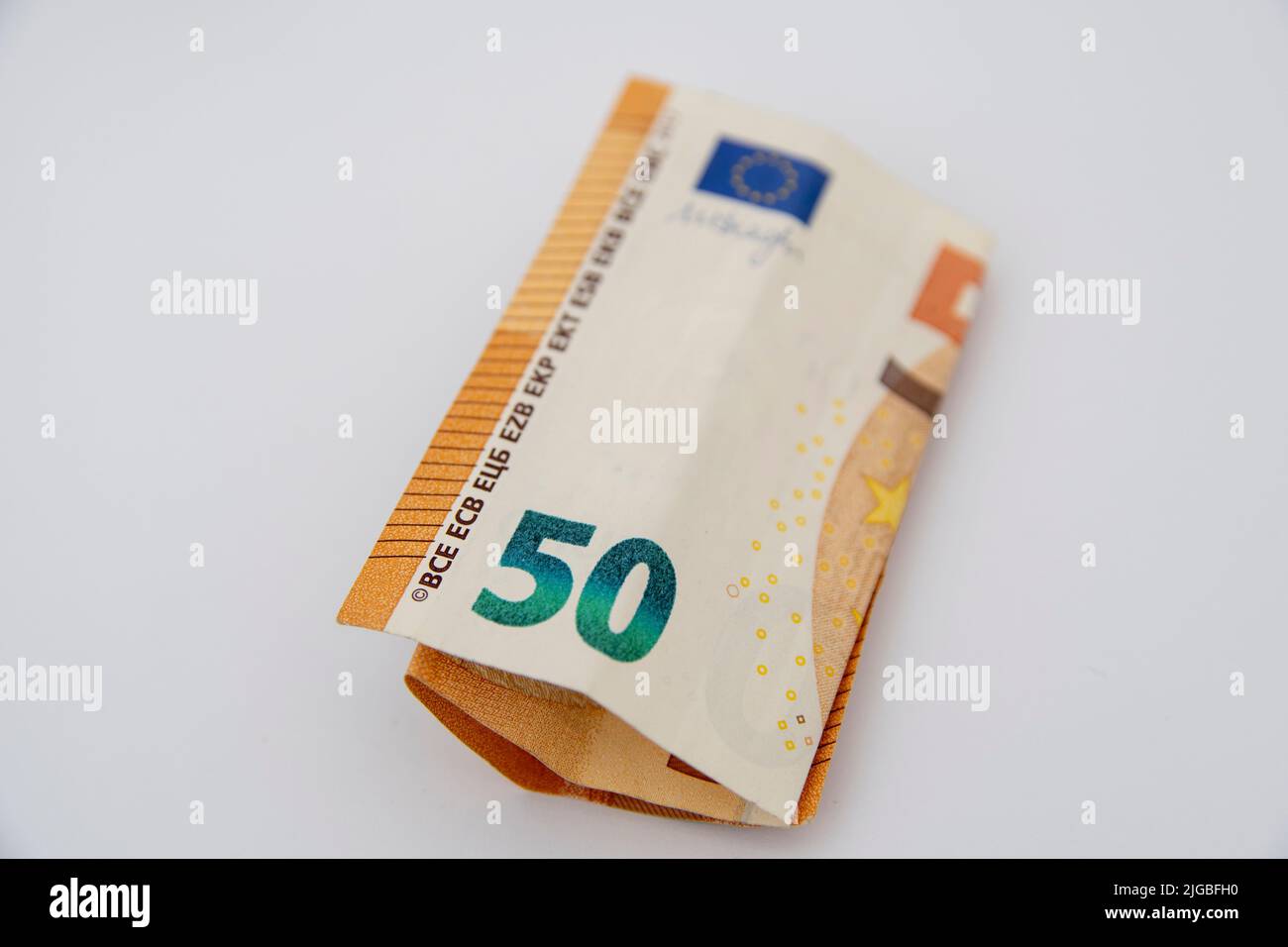 Gros plan des factures en euros sur fond blanc Banque D'Images