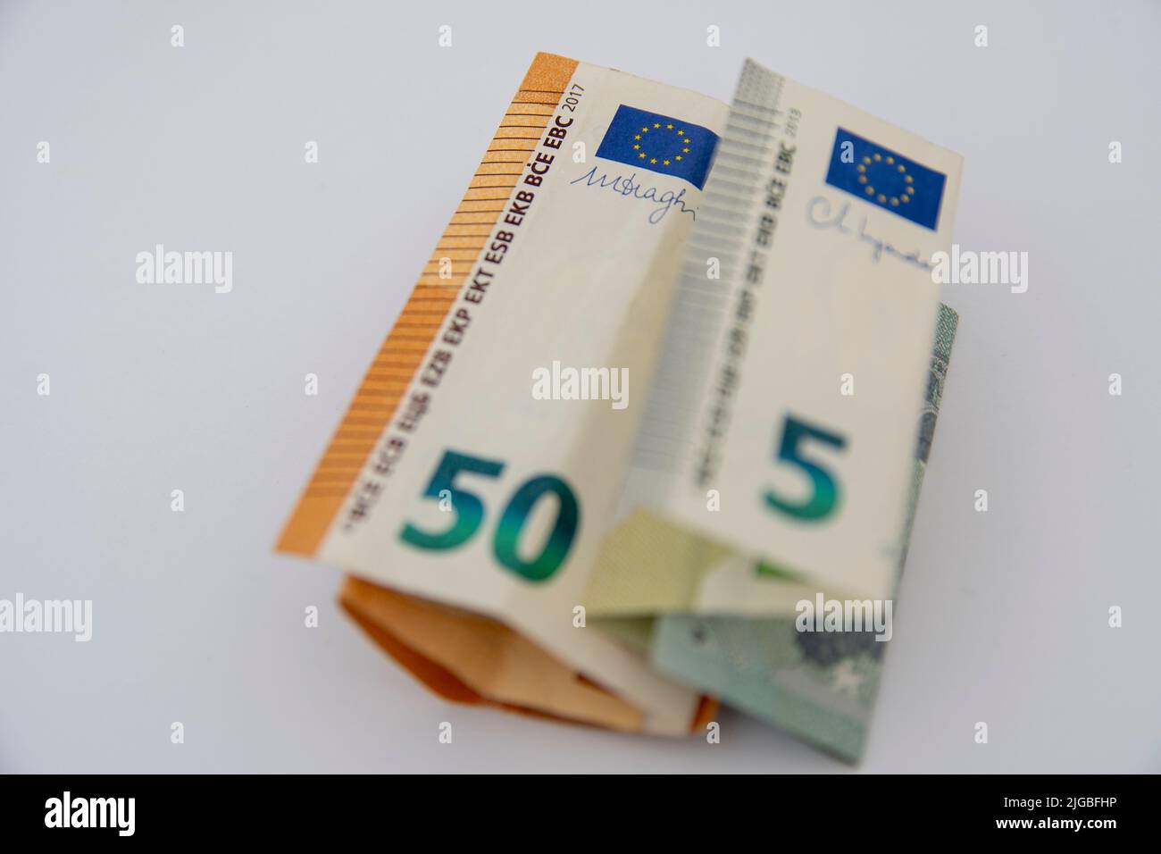 Gros plan des factures en euros sur fond blanc Banque D'Images