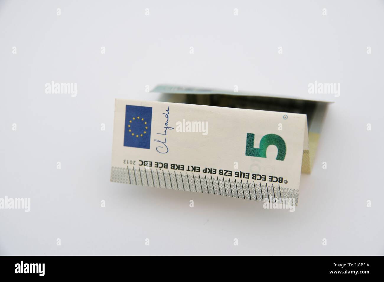 Gros plan des factures en euros sur fond blanc Banque D'Images