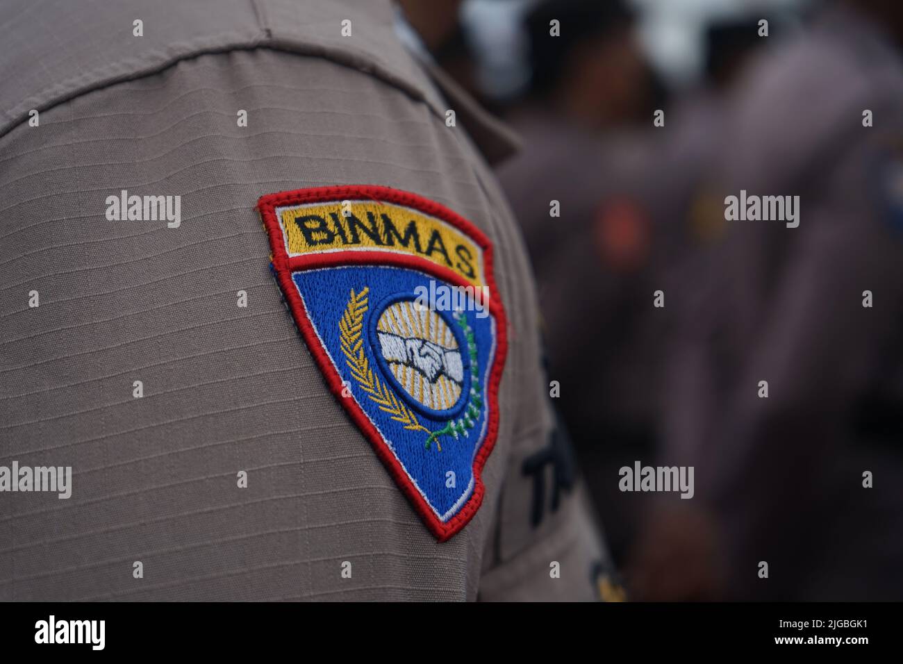 La police indonésienne porte un uniforme complet Banque D'Images