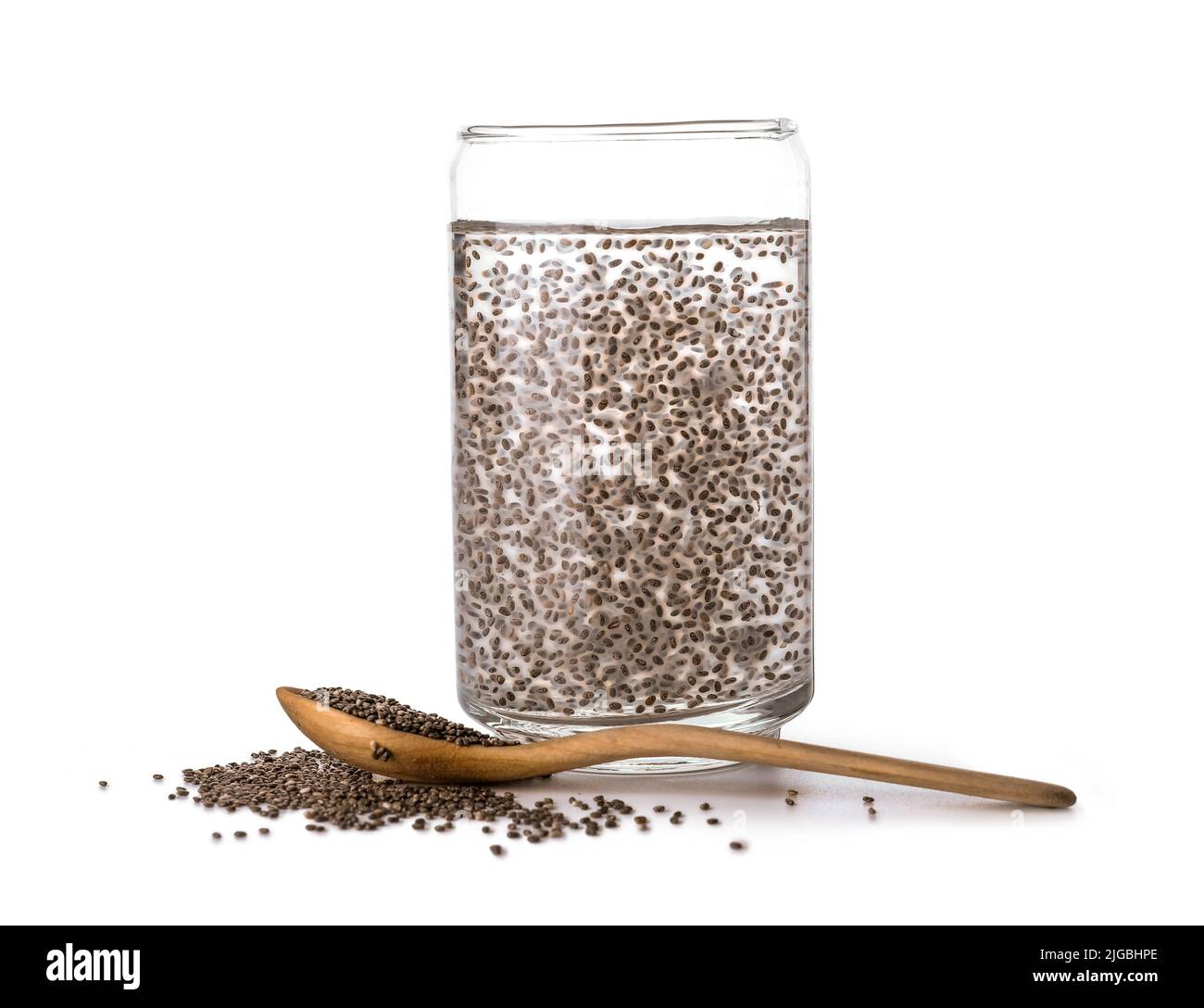 Verre d'eau et cuillère avec graines de chia sur fond blanc Banque D'Images