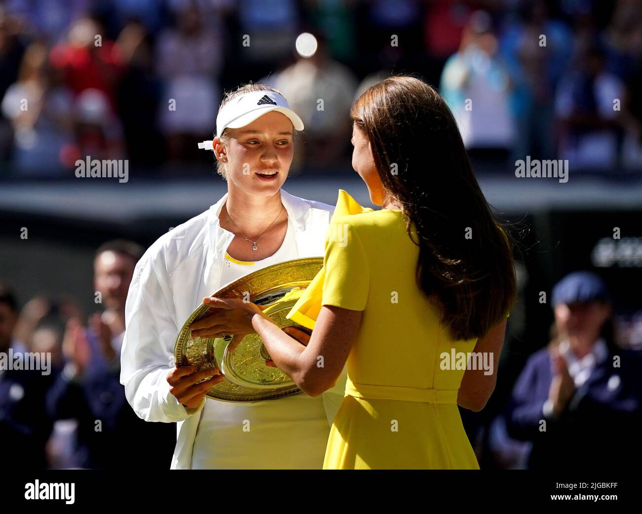 Elena Rybakina reçoit le plat venus Rosewater de la Duchesse de Cambridge après la victoire sur l'ont Jabeur dans la finale des Dames le treize jour des Championnats de Wimbledon 2022 au All England Lawn tennis and Croquet Club, Wimbledon. Date de la photo: Samedi 9 juillet 2022. Banque D'Images