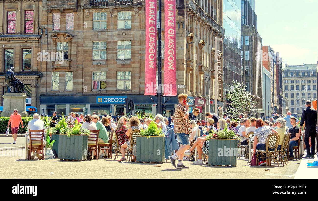 Glasgow, Écosse, Royaume-Uni 9 juillet 2022. Météo au Royaume-Uni : le soleil brûlant a vu les habitants et les touristes dans les rues du centre-ville et de la place george. Crédit Gerard Ferry/Alay Live News Banque D'Images