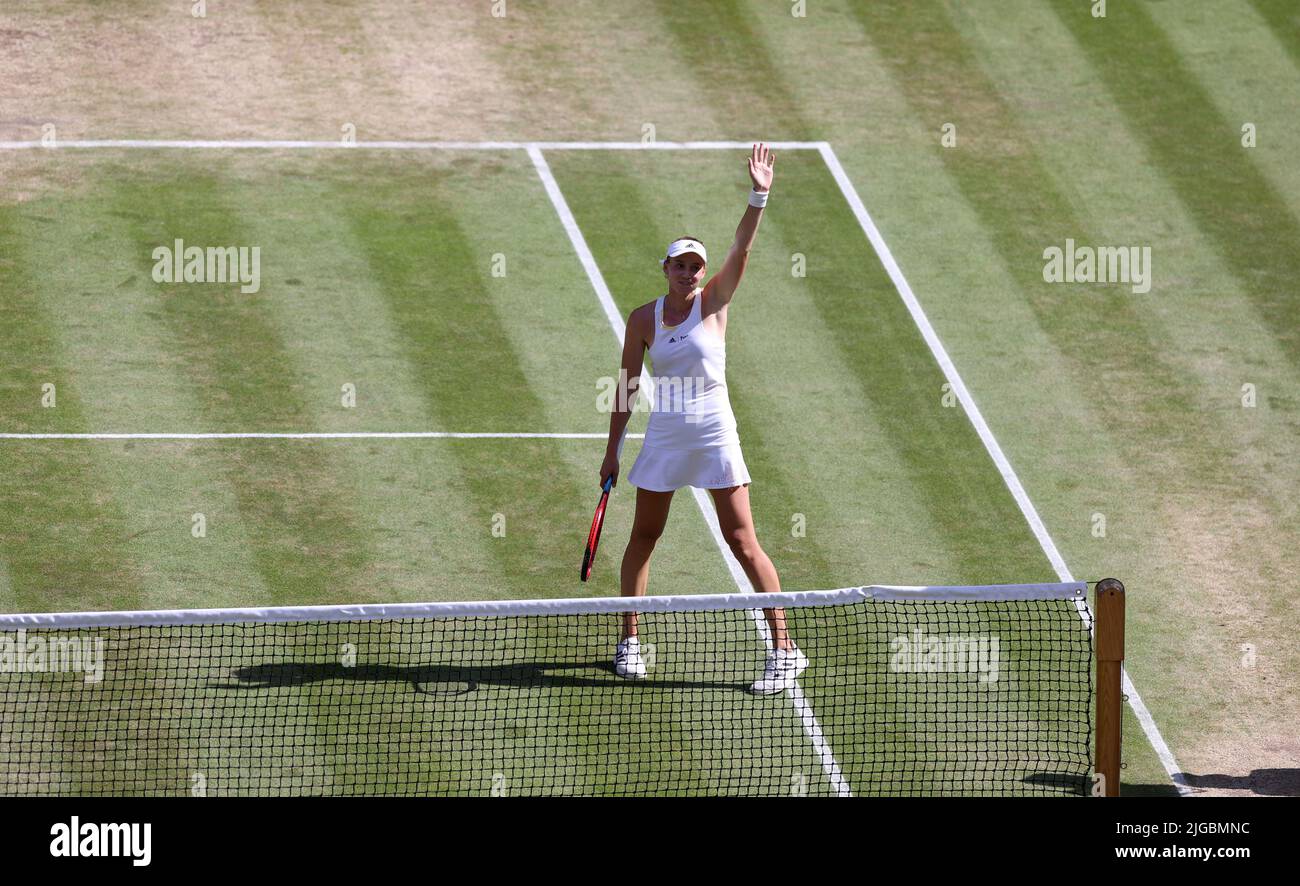 (220709) -- LONDRES, 9 juillet 2022 (Xinhua) -- Elena Rybakina, du Kazakhstan, célèbre la victoire de la finale féminine contre l'ont Jabeur de Tunisie au championnat de tennis de Wimbledon à Londres, en Grande-Bretagne, en 9 juillet 2022. (Xinhua/Li Ying) Banque D'Images