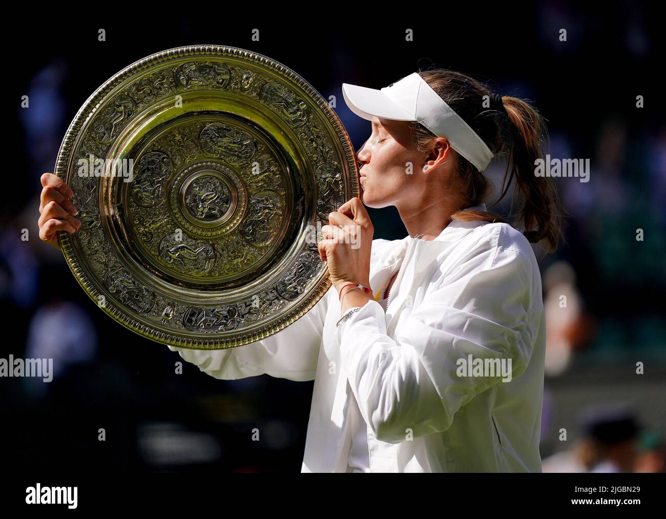 Elena Rybakina célèbre avec le plat venus Rosewater après la victoire sur l'ont Jabeur dans la finale des célibataires des dames le treize jour des Championnats de Wimbledon 2022 au All England Lawn tennis and Croquet Club, Wimbledon. Date de la photo: Samedi 9 juillet 2022. Banque D'Images
