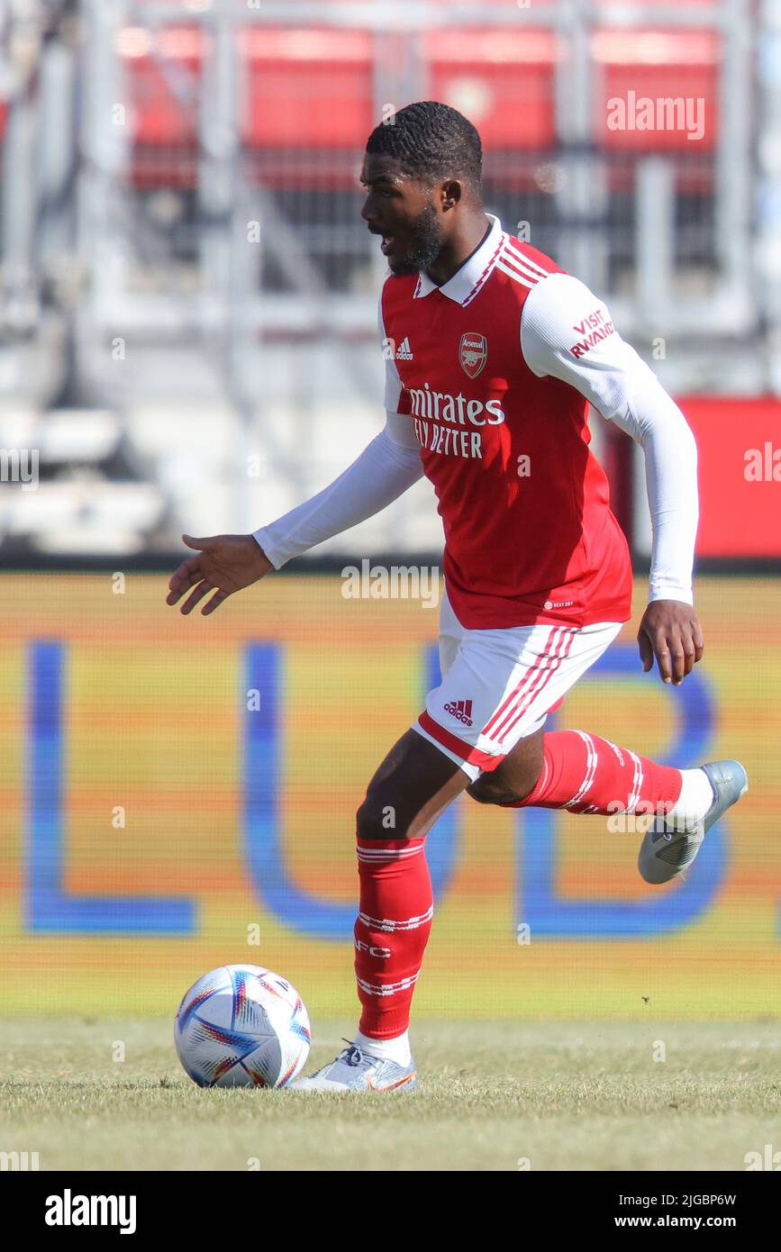 08 juillet 2022, Nuremberg: Football: Matchs de test, 1. FC Nuremberg - FC Arsenal au stade Max Morlock. Ainsley Maitland-Niles d'Arsenal joue le ballon. Photo: Daniel Karmann/dpa - NOTE IMPORTANTE: Conformément aux exigences du DFL Deutsche Fußball Liga et du DFB Deutscher Fußball-Bund, il est interdit d'utiliser ou d'avoir utilisé des photos prises dans le stade et/ou du match sous forme de séquences d'images et/ou de séries de photos de type vidéo. Banque D'Images