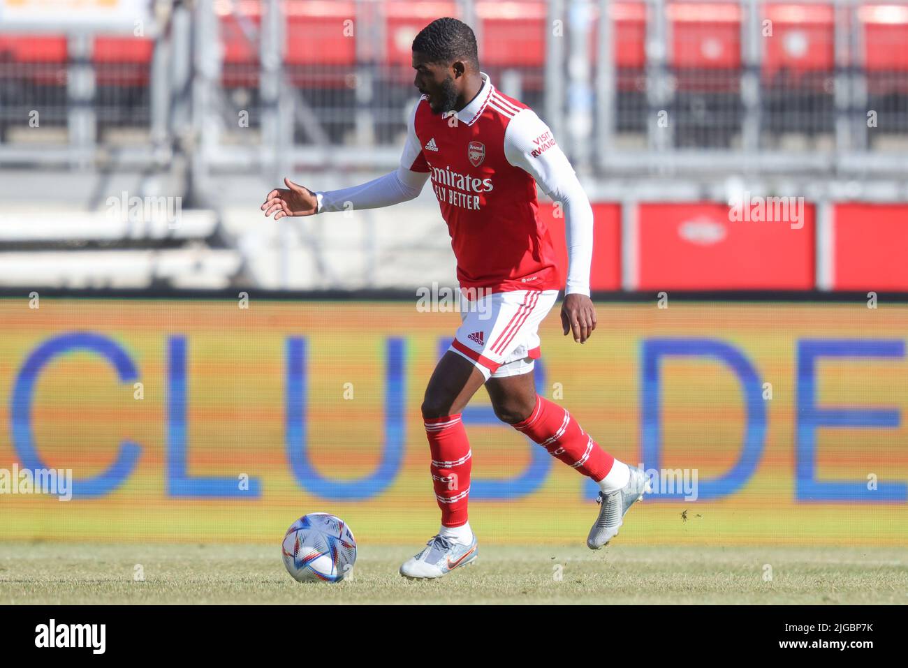 08 juillet 2022, Nuremberg: Football: Matchs de test, 1. FC Nuremberg - FC Arsenal au stade Max Morlock. Ainsley Maitland-Niles d'Arsenal joue le ballon. Photo: Daniel Karmann/dpa - NOTE IMPORTANTE: Conformément aux exigences du DFL Deutsche Fußball Liga et du DFB Deutscher Fußball-Bund, il est interdit d'utiliser ou d'avoir utilisé des photos prises dans le stade et/ou du match sous forme de séquences d'images et/ou de séries de photos de type vidéo. Banque D'Images