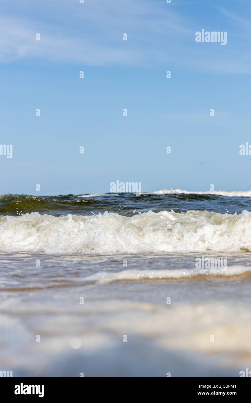 Vagues hautes et dangereuses sur la plage de Zempin sur l'île d'Usedom lors d'une belle journée en été Banque D'Images