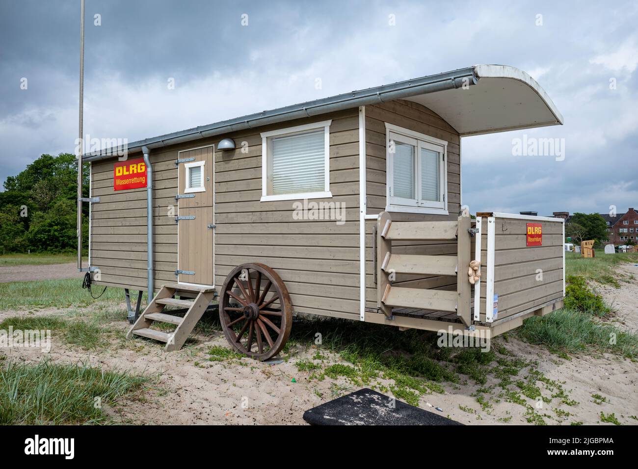 La caravane de berger du DLRG (Association allemande de sauvetage) sur la plage d'Eckernförde Banque D'Images