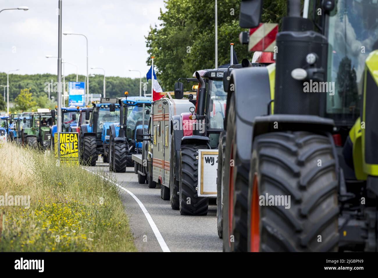 2022-07-09 15:51:36 ROERMOND - Une procession d'environ une centaine de tracteurs serpend par Roermond le samedi après-midi après un blocus de Rockwool. Les militants ne sont pas d'accord avec la politique du gouvernement en matière d'azote. Les agriculteurs belges participent également à la campagne. ANP MARCEL VAN HOORN pays-bas - belgique sortie Banque D'Images
