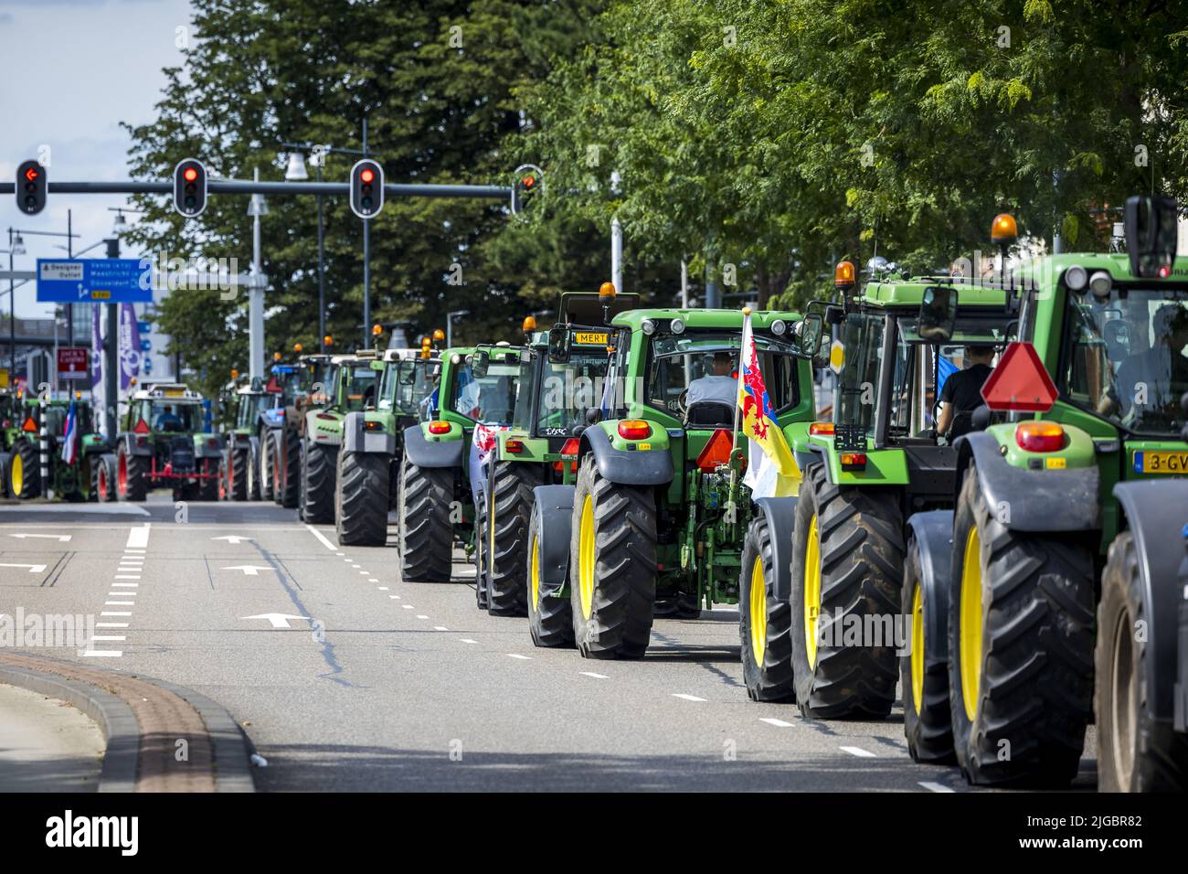 2022-07-09 16:14:14 ROERMOND - Une procession d'environ une centaine de tracteurs serpend par Roermond le samedi après-midi après un blocus de Rockwool. Les militants ne sont pas d'accord avec la politique du gouvernement en matière d'azote. Les agriculteurs belges participent également à la campagne. ANP MARCEL VAN HOORN pays-bas - belgique sortie Banque D'Images