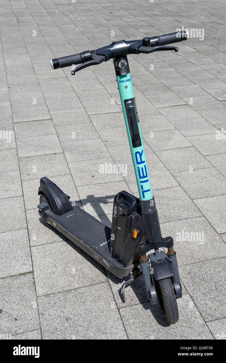 Scooter électrique de niveau sur le trottoir Banque D'Images