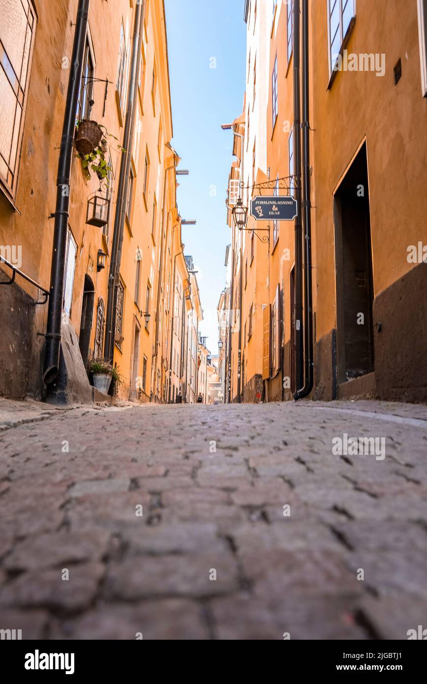Vue rapprochée d'une ruelle étroite et vide au milieu des bâtiments résidentiels de la vieille ville Banque D'Images