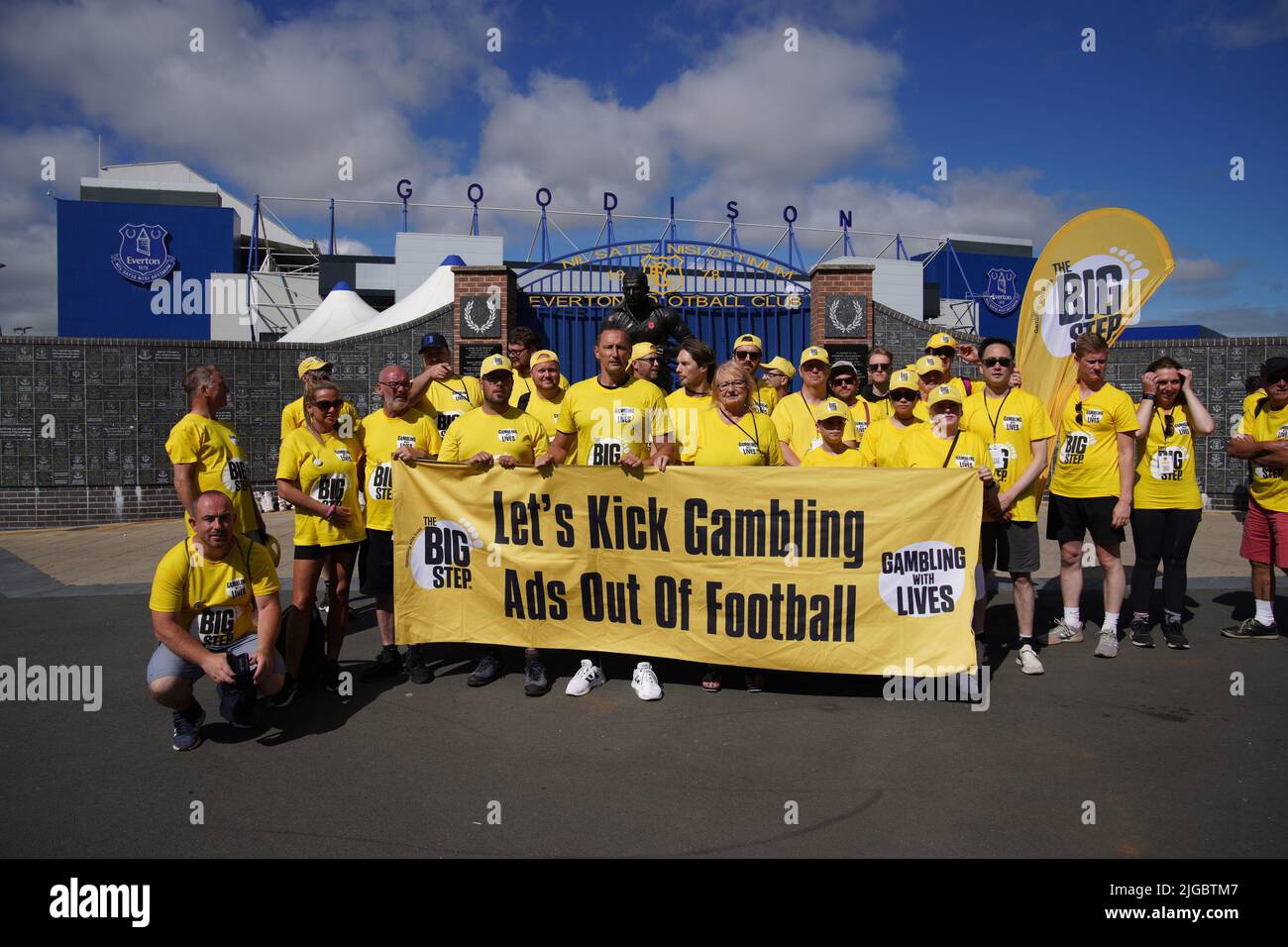 Familles de victimes de suicide addictes de jeu à l'extérieur du club de football d'Everton à Liverpool, organisé par le Big Step, une campagne pour mettre fin à toutes les publicités de jeu et de parrainage dans le football. Date de la photo: Samedi 9 juillet 2022. Banque D'Images