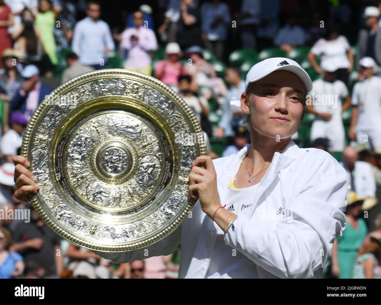 Londres, GBR. 09th juillet 2022. Londres Wimbledon Championships Day 09/07/2022 Elena Rybakina (KAZ) avec venus Rosewater Trophée après avoir remporté la finale féminine des singles Credit: Roger Parker/Alamy Live News Banque D'Images