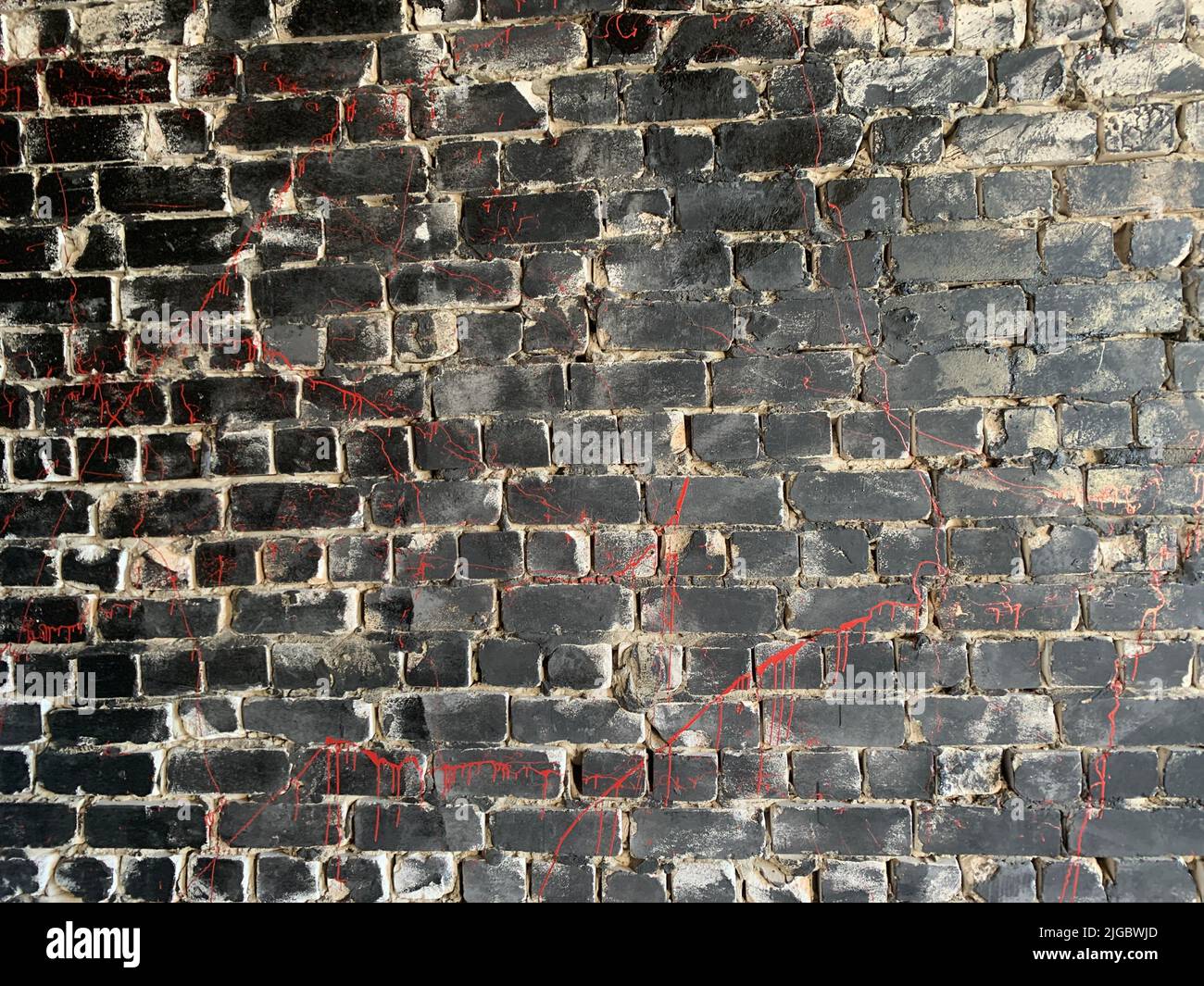 Fond en brique noire avec bandes rouges Banque D'Images