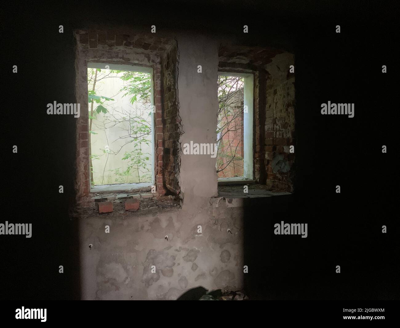 Fenêtre sombre de la chambre de la maison abandonnée avec des fantômes Banque D'Images