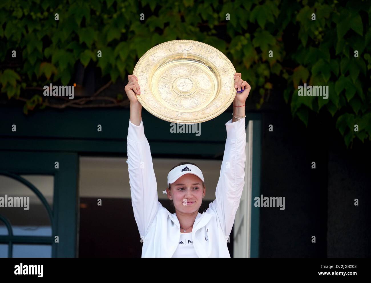 Elena Rybakina avec le plat venus Rosewater après avoir battu Ons Jabeur dans la finale des célibataires des dames le treize jour des Championnats de Wimbledon 2022 au All England Lawn tennis and Croquet Club, Wimbledon. Date de la photo: Samedi 9 juillet 2022. Banque D'Images
