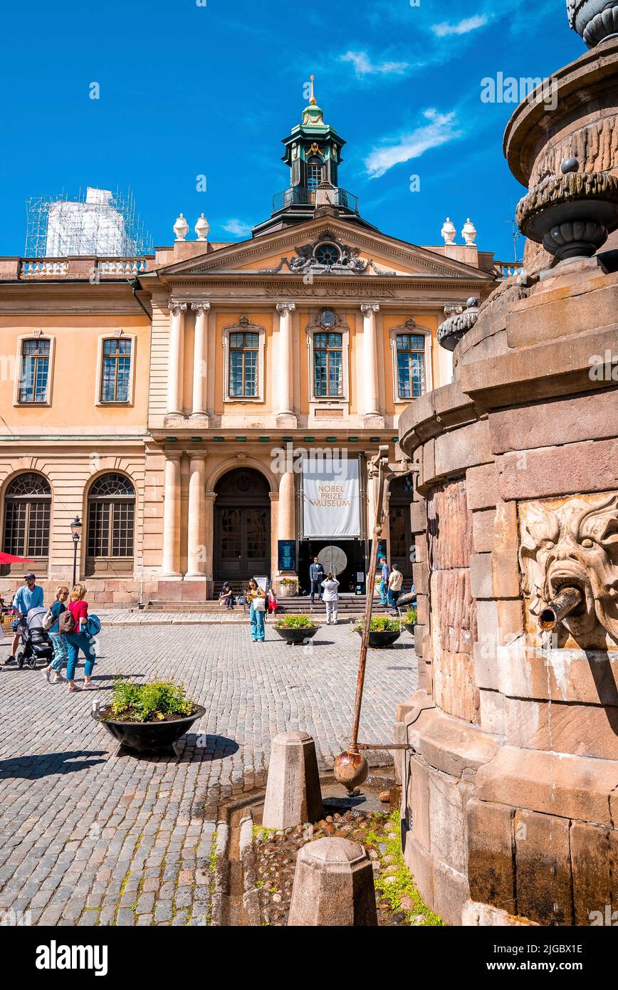 Les touristes explorant le musée du prix Nobel sur la place de la ville contre le ciel le jour ensoleillé Banque D'Images