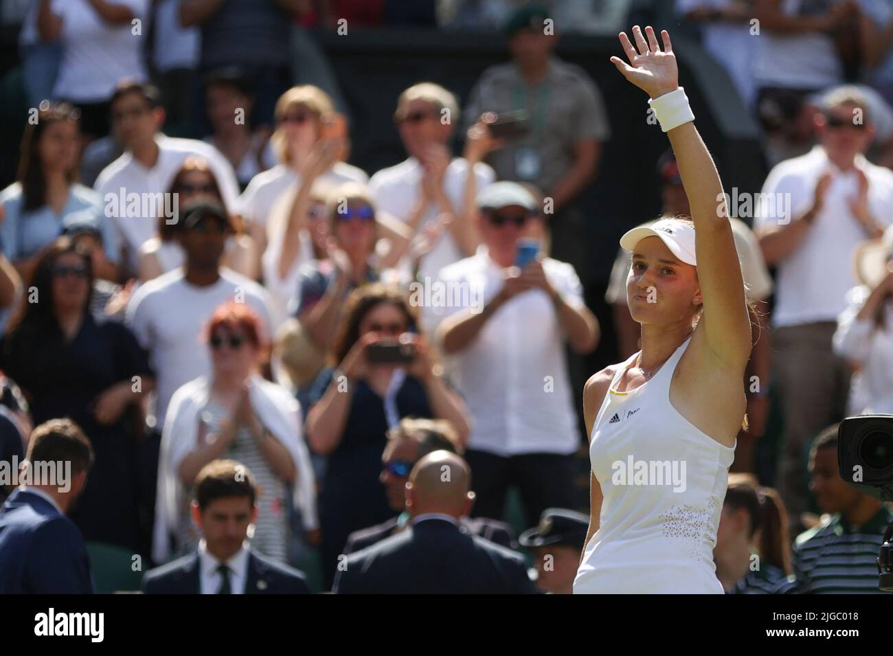 Londres, Grande-Bretagne. 9th juillet 2022. Elena Rybakina, du Kazakhstan, célèbre la victoire de la finale féminine contre l'ont Jabeur de Tunisie au championnat de tennis de Wimbledon à Londres, en Grande-Bretagne, en 9 juillet 2022. Credit: Han Yan/Xinhua/Alay Live News Banque D'Images