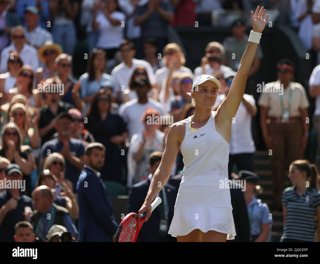 Londres, Grande-Bretagne. 9th juillet 2022. Elena Rybakina, du Kazakhstan, célèbre la victoire de la finale féminine contre l'ont Jabeur de Tunisie au championnat de tennis de Wimbledon à Londres, en Grande-Bretagne, en 9 juillet 2022. Credit: Han Yan/Xinhua/Alay Live News Banque D'Images